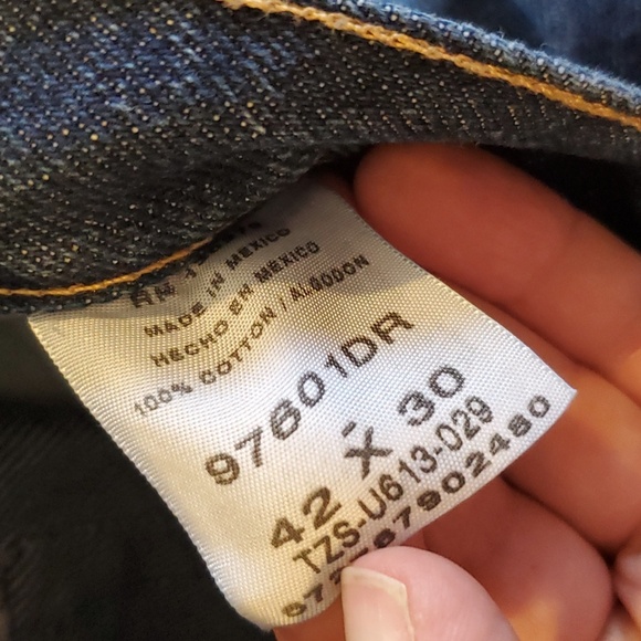 Men's new with tags size 42x30 relaxed fit wrangler jeans - Picture 3 of 4